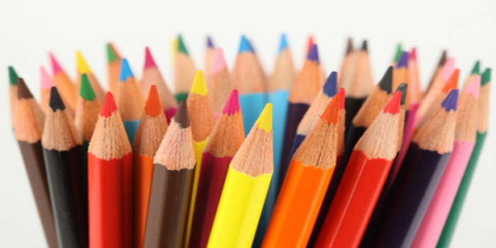 Combien coûtent les crayons de couleur?