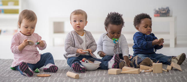 Vaut-il mieux choisir une crèche ou une nounou ?